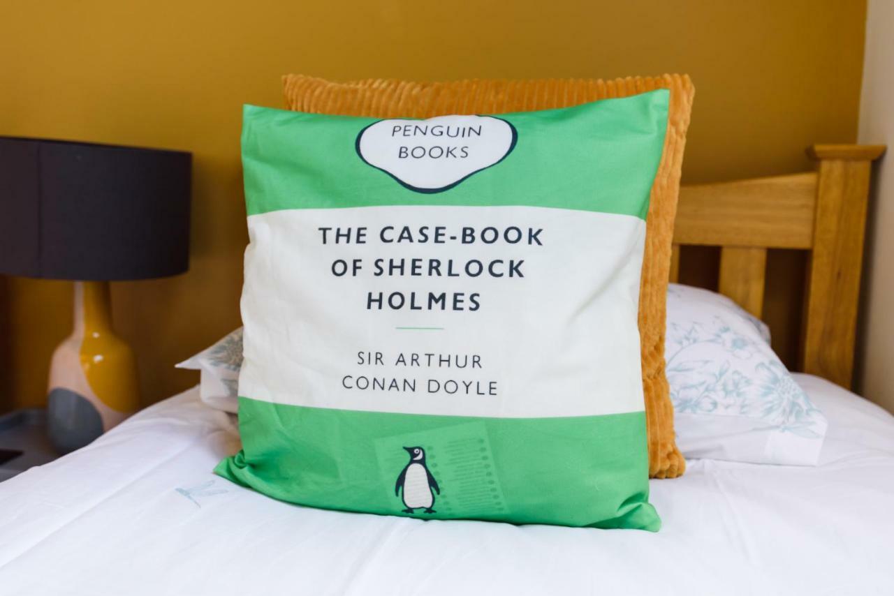 Sherlock Holmes Apartamento Abergavenny Exterior foto