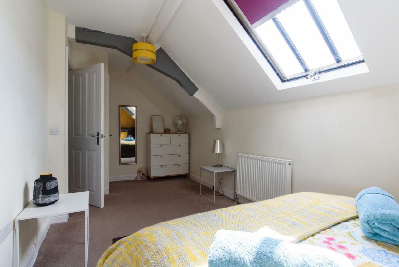 Sherlock Holmes Apartamento Abergavenny Exterior foto